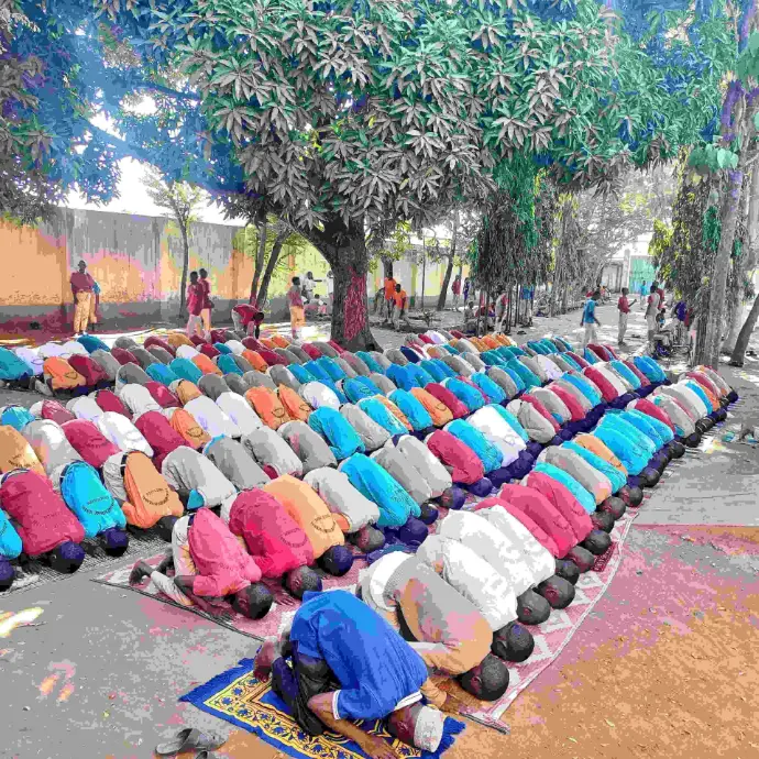 Shikaadabu Secondary School students praying.